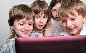 «Стерильный» интернет: помогут ли новые изменения улучшить лексикон российских детей?